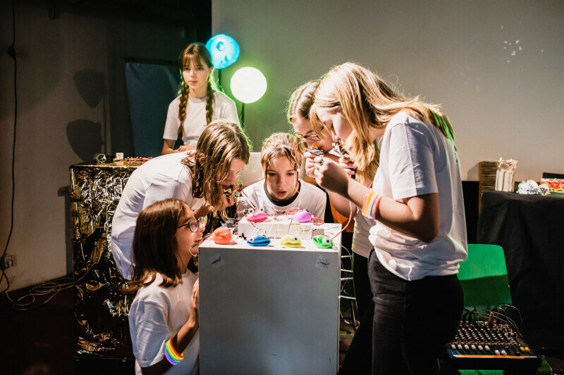 E! F&uuml;nf M&auml;dchen arbeiten begeistert an ihrem T&uuml;ftelprojekt.