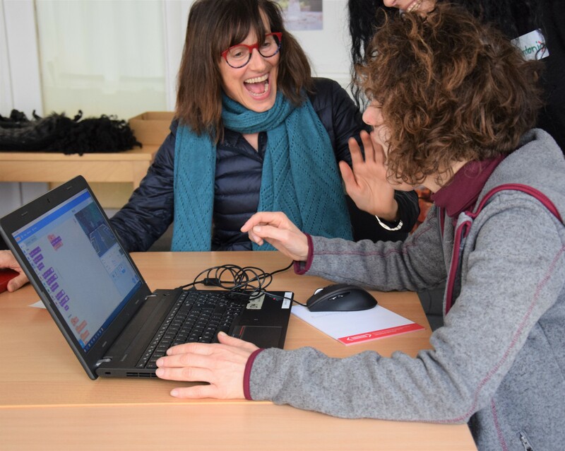 Lehrerinnen bei der Arbeit am Laptop