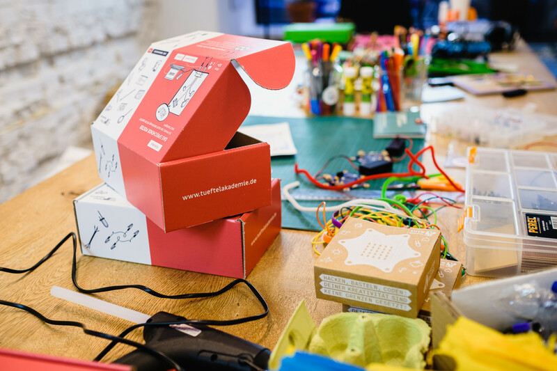 E! T&uuml;ftelBoxen und Mikrocontroller stehen auf einem Tisch. Es wird get&uuml;ftelt!