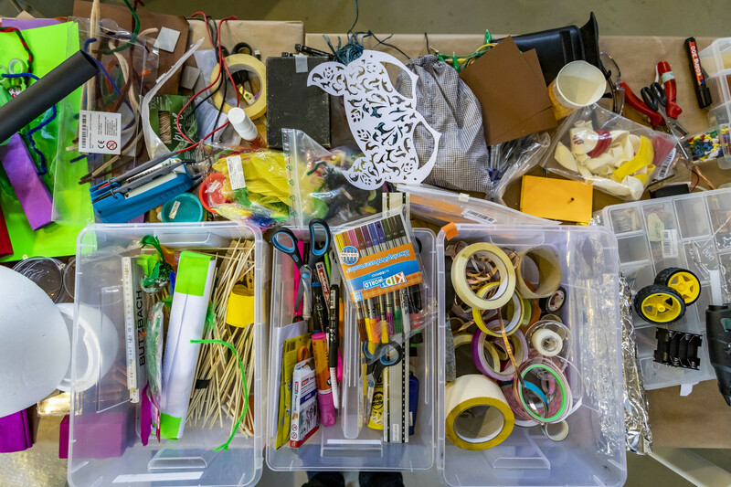 Kisten mit Bastelmaterial