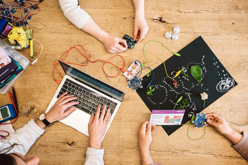 Auf einem Tisch liegen ein Laptop, ein MakeyMakey und and T&uuml;fteltools mit denen experimentiert wird.