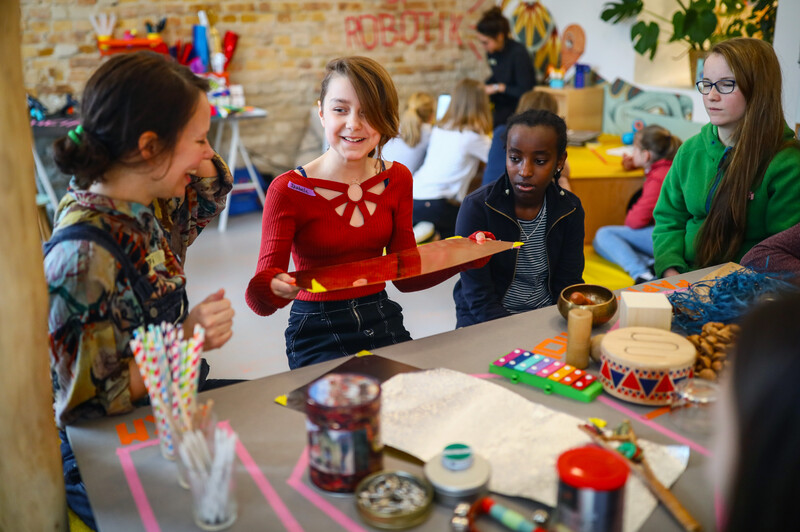 M&auml;dchen experimentieren im Workshop mit Klangk&ouml;rpern.