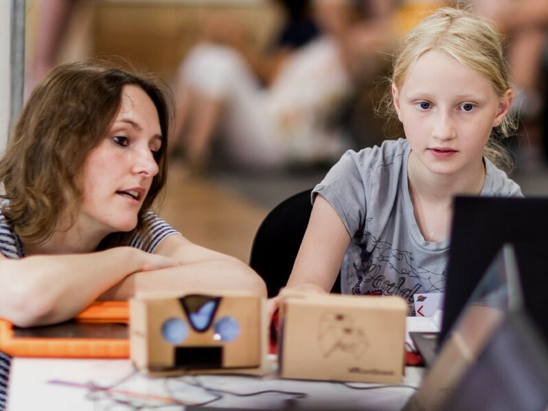 Eine Lehrerin und eine Sch&uuml;lerin arbeiten gemeinsam an einem Projekt am Computer.