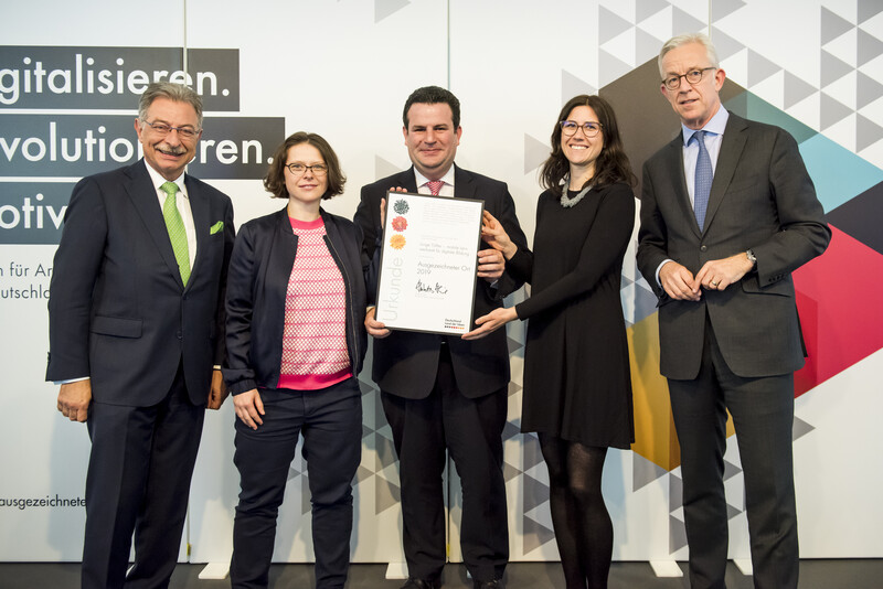 Dieter Kempf (BDI), Julia Kleeberger (Junge T&uuml;ftler), Hubertus Heil (Bundesminister f&uuml;r Arbeit und Soziales), Franziska Schmid (Junge T&uuml;ftler) und Karl von Rohr (Deutsche Bank)