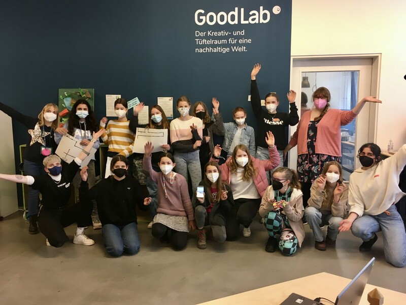 Gruppenfoto: Teilnehmerinnen des Girls' Day 2022 im GoodLab schauen gl&uuml;cklick in die Kamera.