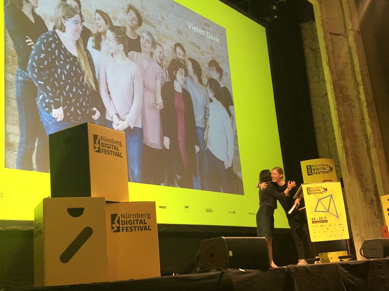 Julia Kleeberger und Christina Burkhardt auf der B&uuml;hne des N&uuml;rnberg Digital Festivals