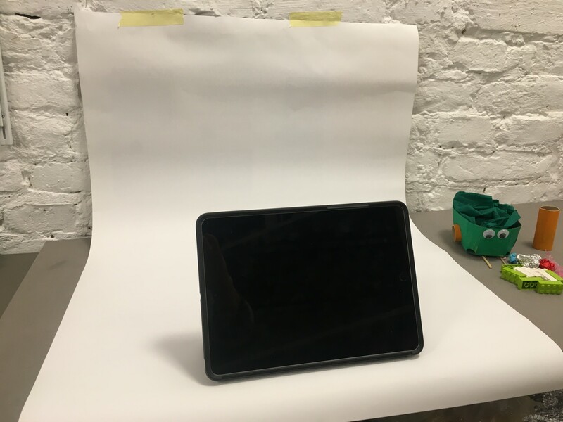 Eine Pappe bildet eine selbstgebaute Hohlkehle.