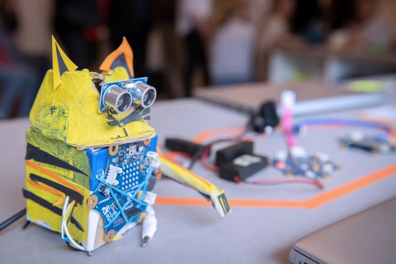 Ein Katzenroboter wartet bei einem Workshop auf seinen Einsatz.