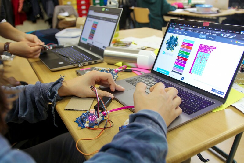 Ein Kind am Computer