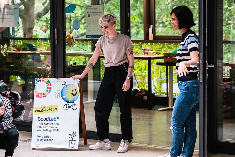 Zwei Personene stehen vor der offenen Tür des GoodLabs.