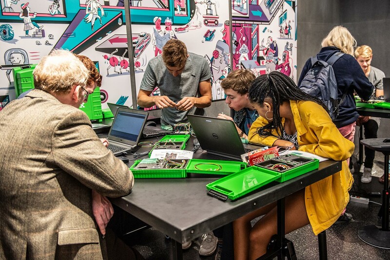 Menschen arbeiten gemeinsam mit der senseBox